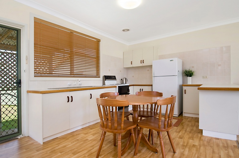 FRESH AS A DAISY, PRETTY AS A PICTURE & A POSTCARD LOCATION, JUST 1 HOUSE FROM THE LAKE! Picture 2