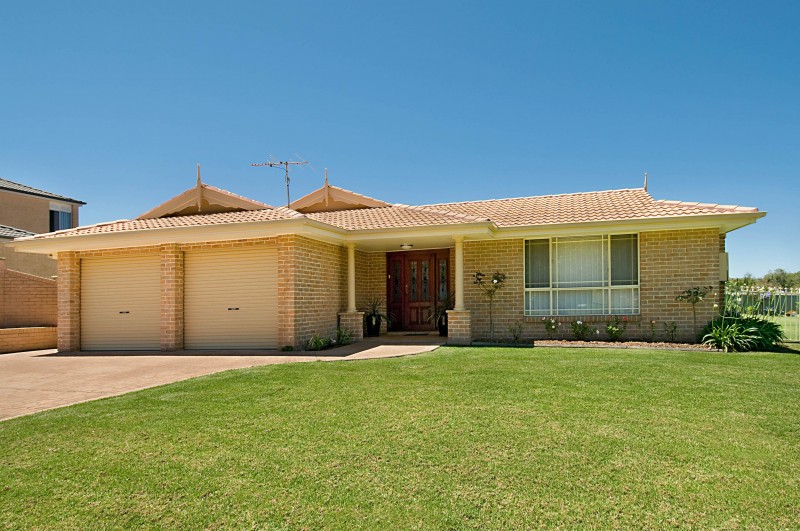 FAMILY ORIENTED HOME ON GENEROUS 979M2 BLOCK Picture 2