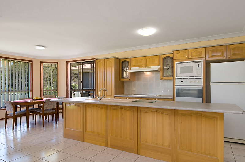 FAMILY ORIENTED HOME ON GENEROUS 979M2 BLOCK Picture 3