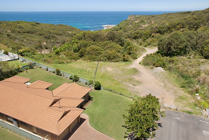 FAMILY ORIENTED HOME ON GENEROUS 979M2 BLOCK Picture 1