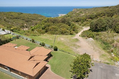 FAMILY ORIENTED HOME ON GENEROUS 979M2 BLOCK Picture