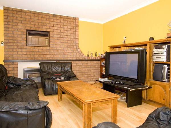 GREAT INVESTMENT PROPERTY! (sub-divide potential) Picture 2