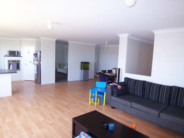 GREAT LOCATION - CLOSE TO PARKS & SCHOOL Picture 3