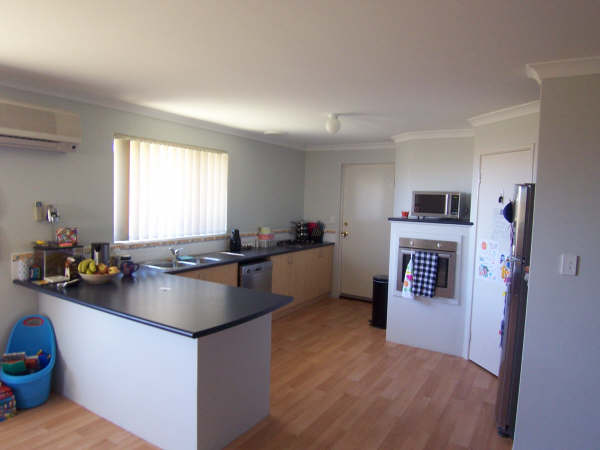 GREAT LOCATION - CLOSE TO PARKS & SCHOOL Picture 2