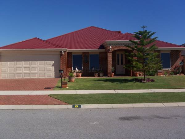 BEAUTIFUL SPACIOUS OPEN PLAN HOME Picture 1