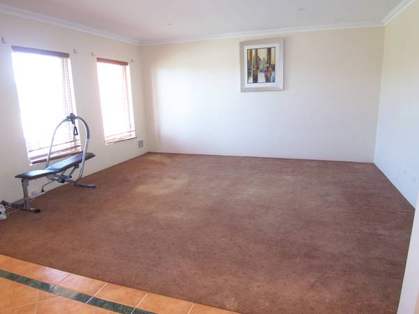 BEAUTIFUL SPACIOUS OPEN PLAN HOME Picture 3