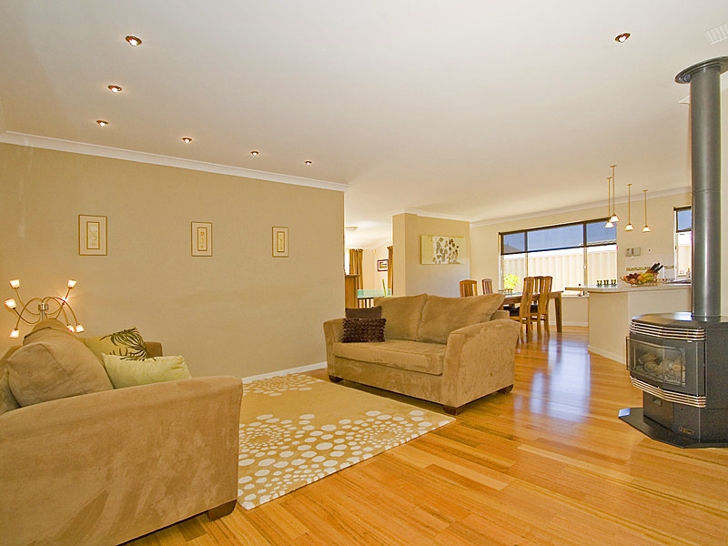 SPACIOUS FAMILY HAVEN! Picture 3