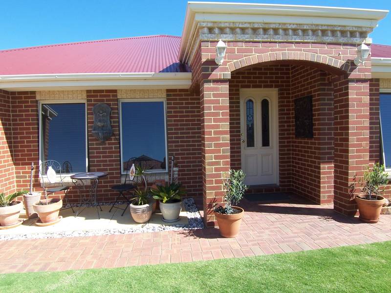 BEAUTIFUL SPACIOUS OPEN PLAN HOME Picture 2