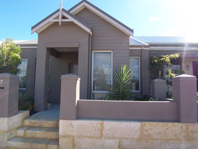 Absolutely Flawless & Fully Furnished Picture 1