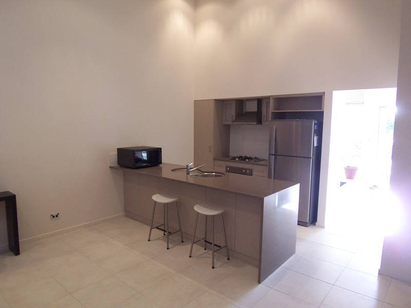 Absolutely Flawless & Fully Furnished Picture 2