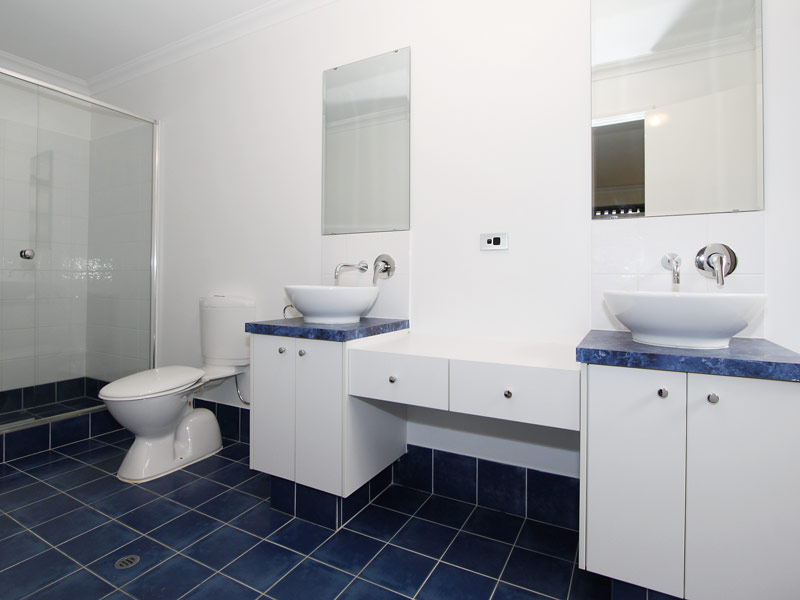 GRAND PROPORTIONS! Picture 2