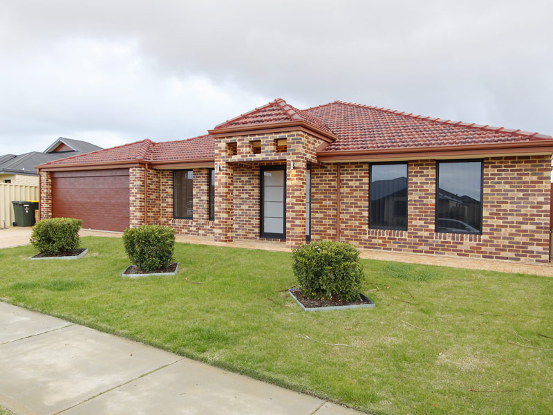 GRAND PROPORTIONS! Picture 1