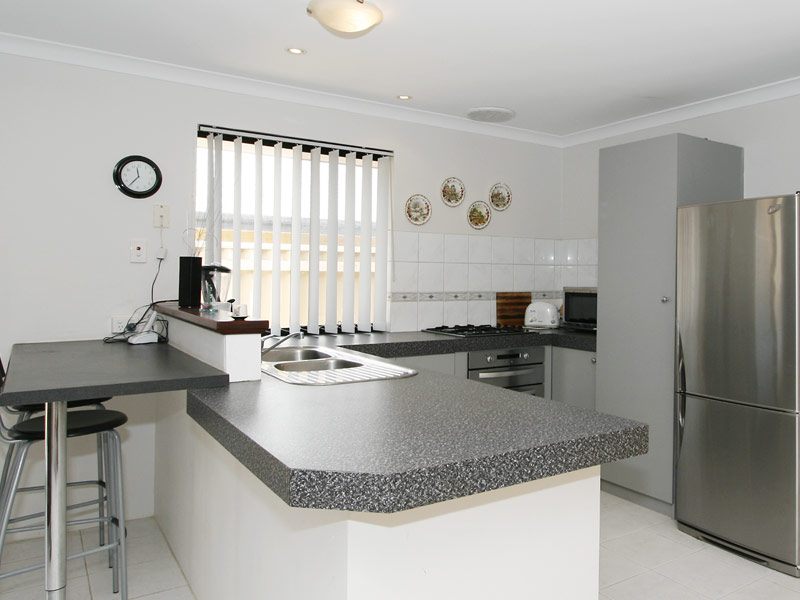 BRIGHTON BREEZY! Picture 3