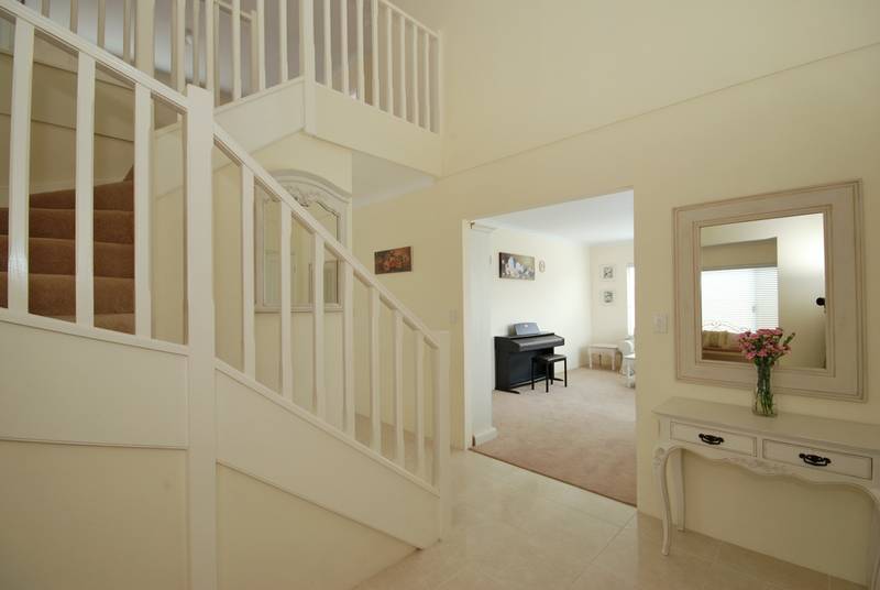 Grand location - Brilliant double storey! Picture 2