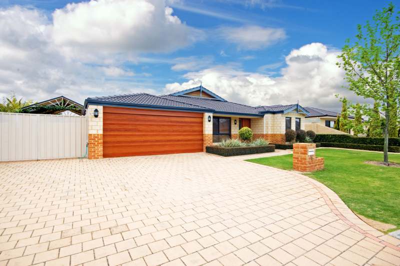 SIMPLY OUTSTANDING!!! Picture 1