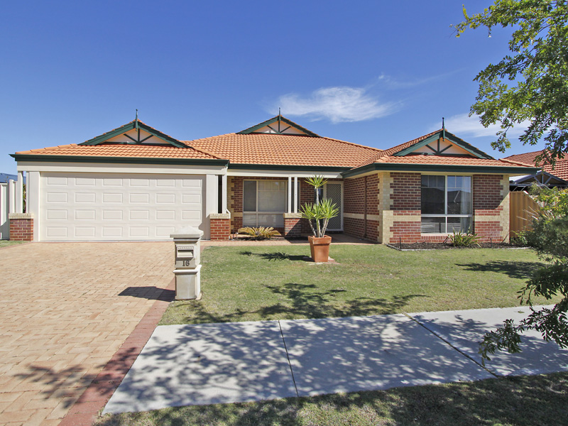 SPACE TO PARK THE TITANIC!! Picture 1