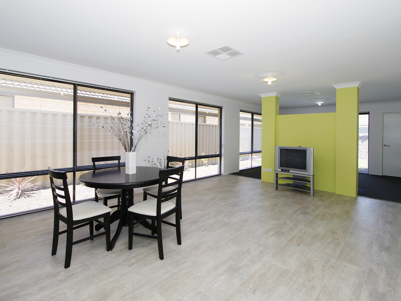 NEAR NEW - GREAT PRICE Picture 2