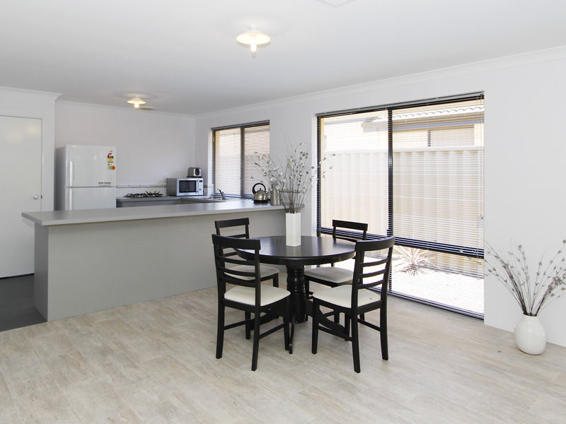 NEAR NEW - GREAT PRICE Picture 1