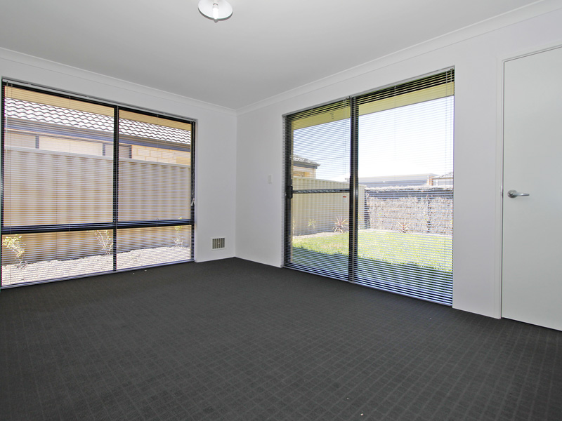 NEAR NEW - GREAT PRICE Picture 3