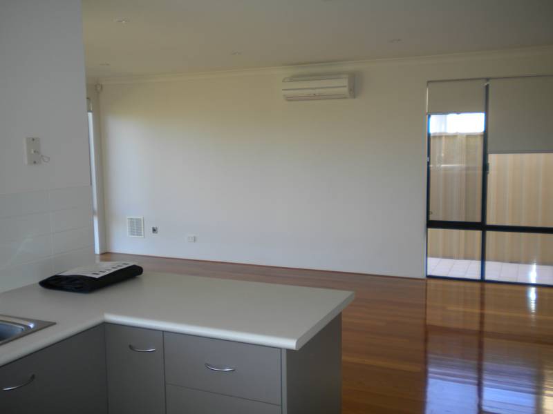 IMMACULATE ** ONE WEEK'S FREE RENT** Picture 3