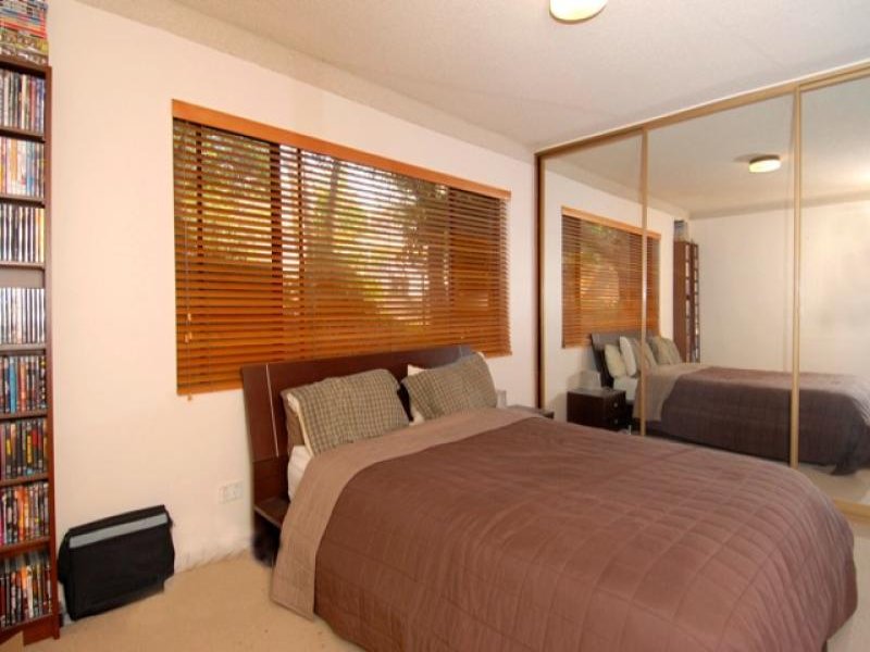 Spacious, North Facing, Level Entry Picture 2