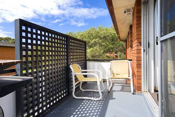 Sunny Top Floor Apartment Picture