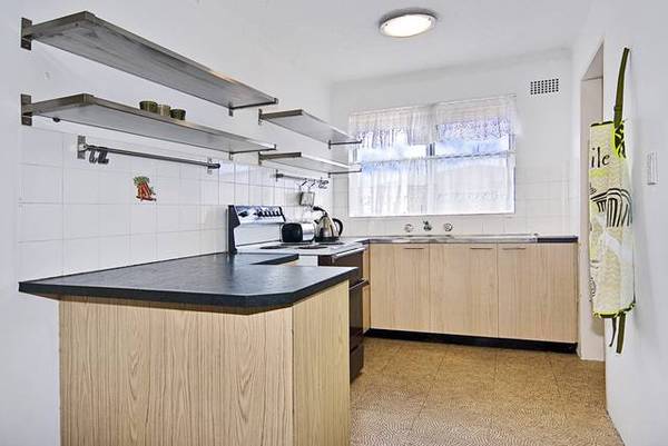 Sunny Top Floor Apartment Picture