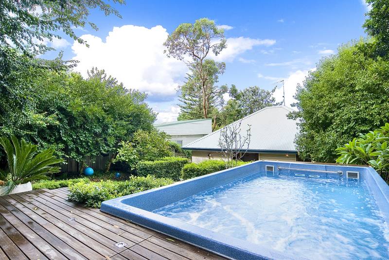 BEAUTIFULLY RENOVATED & BRIGHT FAMILY HOME Picture 2