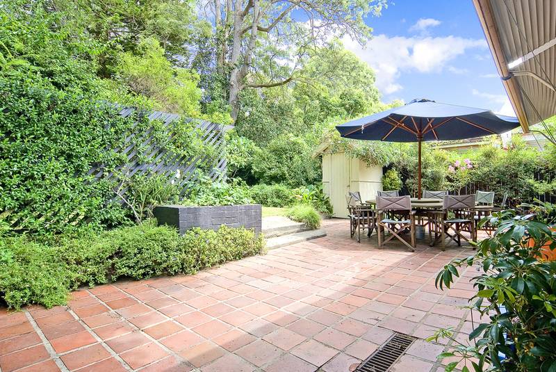 STYLISH, VERSATILE FAMILY HOME Picture 2