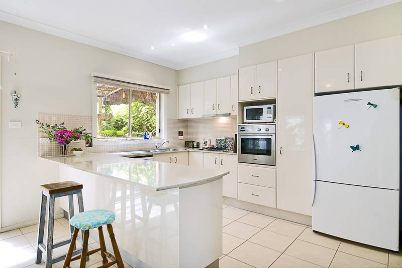 Stylish 4 Bedroom Townhouse Picture 2