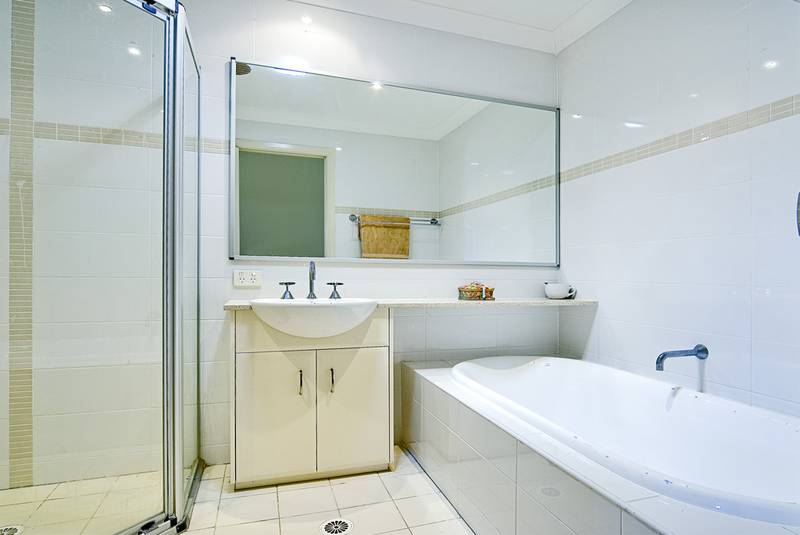 Stylish 4 Bedroom Townhouse Picture 3