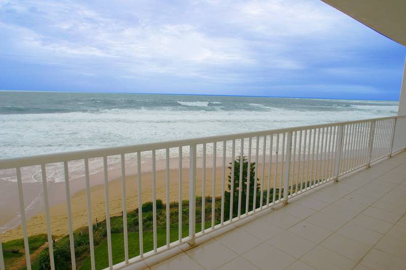 Absolute Beachfront Apartment! Picture 1