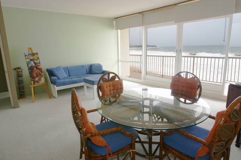 Absolute Beachfront Apartment! Picture 2