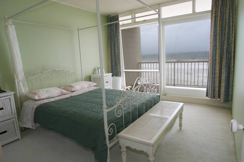 Absolute Beachfront Apartment! Picture 3