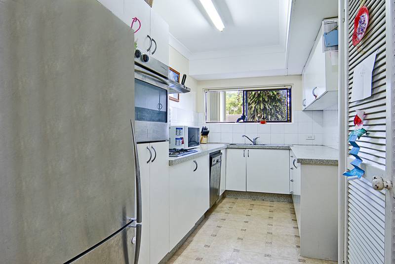 Sunny & Spacious Town Home Picture 2