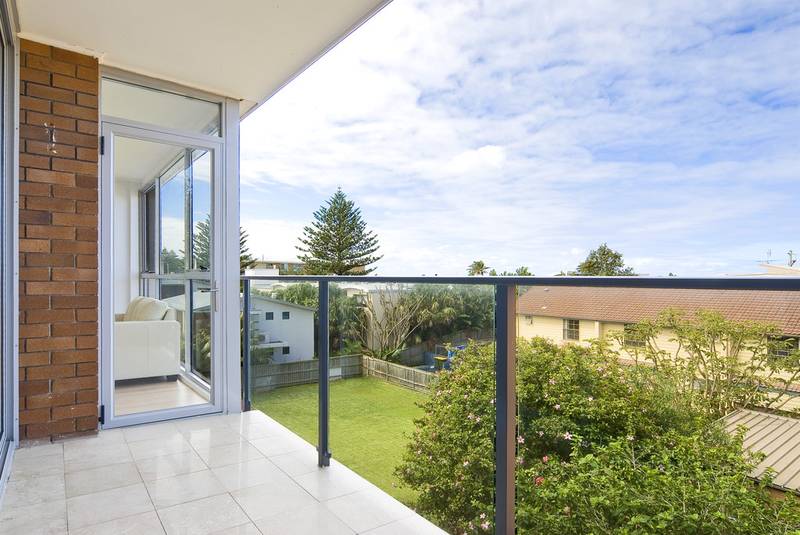 FOOTSTEPS TO THE BEACH Picture 3