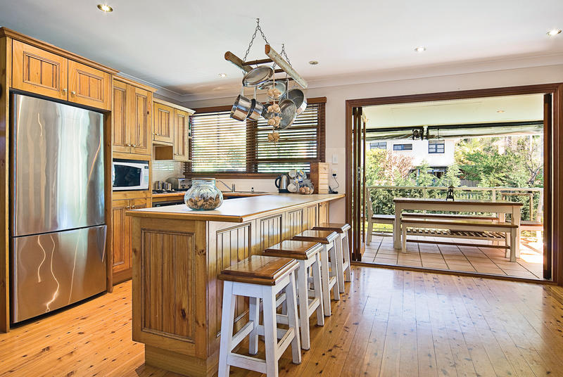 Beautiful Home with inlaw or income potential Picture 2