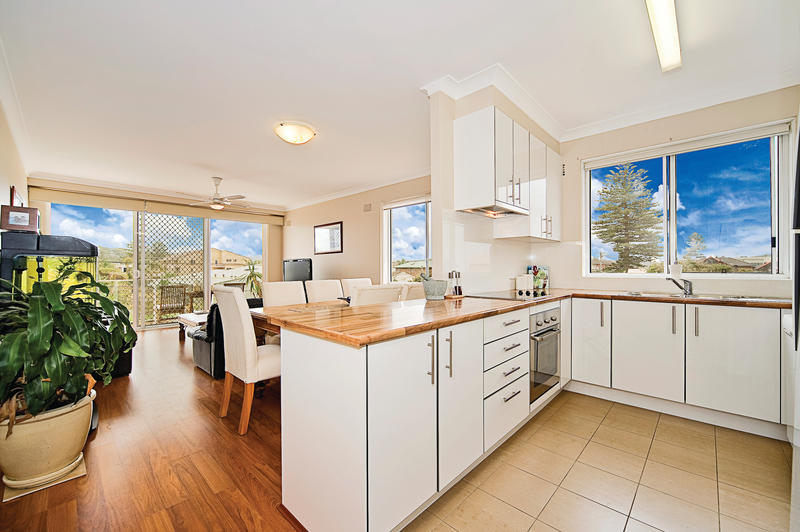 Modern Beachside Apartment Picture 1