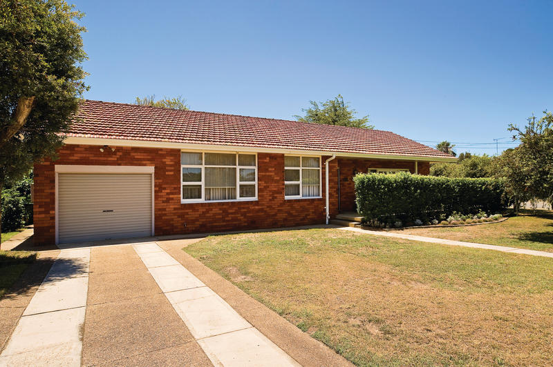 Immaculate Single Level Family Home Picture 2