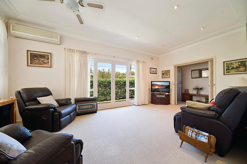 Immaculate Single Level Family Home Picture 1