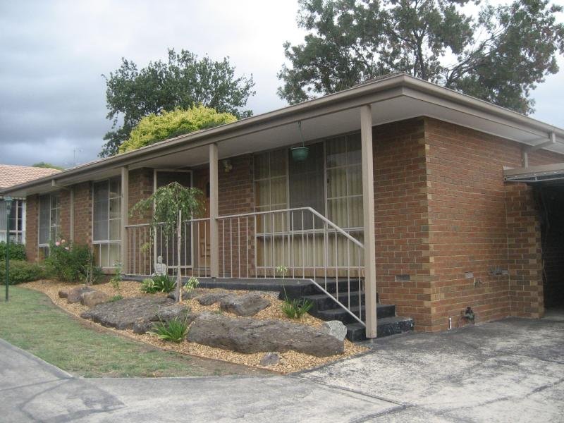 * Stunning unit in quiet complex * Picture 1