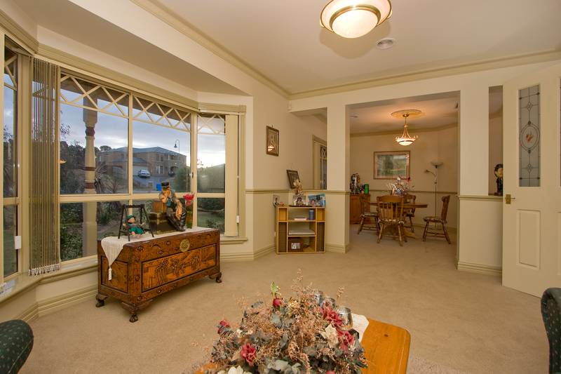 Large Home, Park Views, 1/2 Acre Picture 3