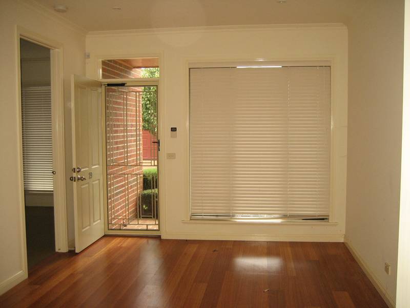 * Gorgeous Townhouse in Secure Complex * Picture