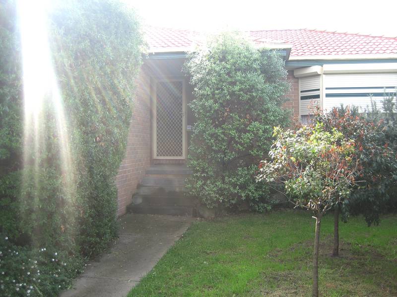 * Bright and Inviting Family Home in Quiet Court * Picture