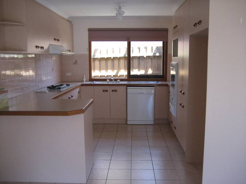 * Gorgeous Family Home in Leafy Timbarra Court * Picture 2