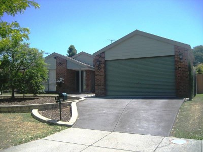 * Gorgeous Family Home in Leafy Timbarra Court * Picture