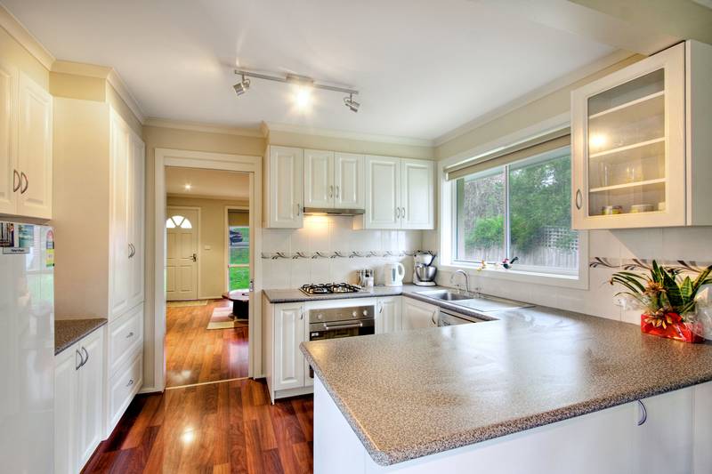 Designer Unit In the Heart of Beaconsfield! Picture 2