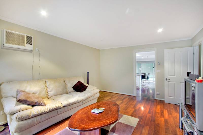 Designer Unit In the Heart of Beaconsfield! Picture 3