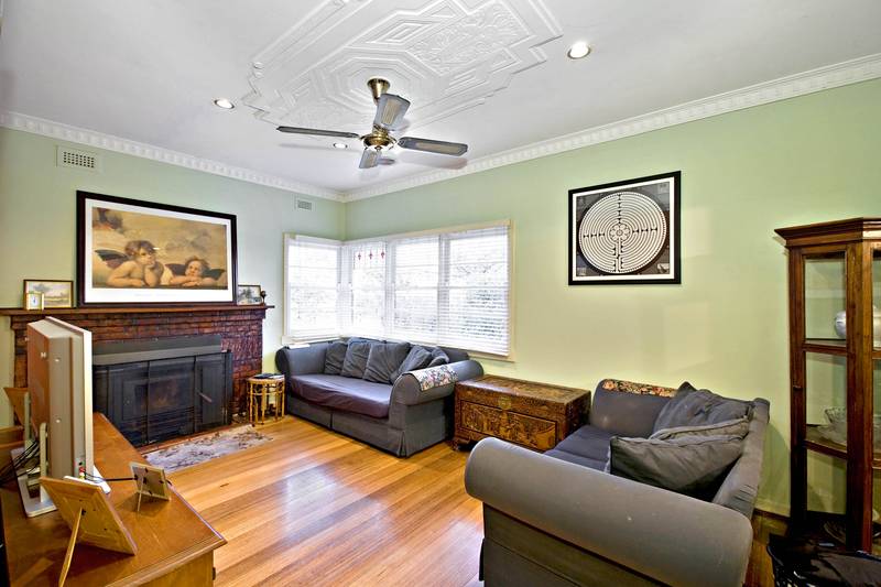 Botanic Acre with Character Home Picture 3