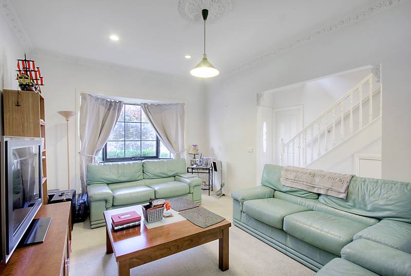 Two Storey Townhouse with Tenant! Picture 3